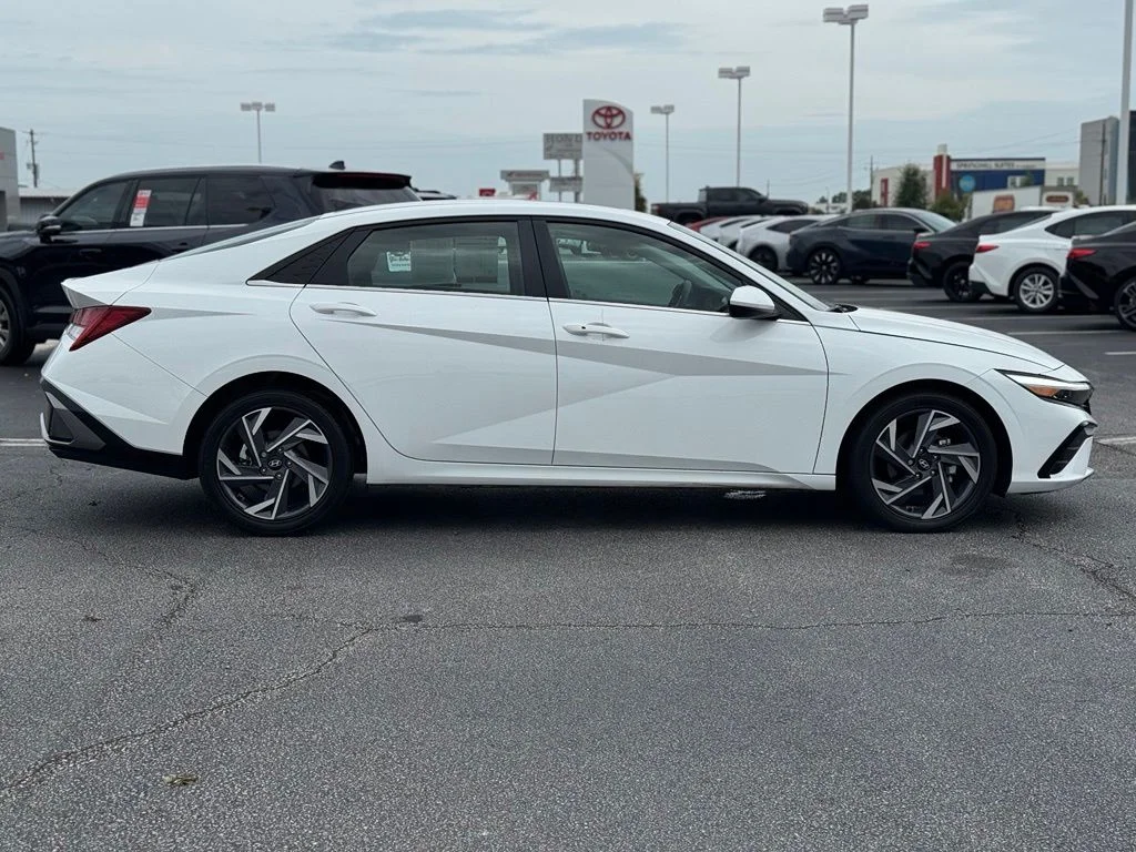 Used 2025 White Hyundai SEL Convenience image 7