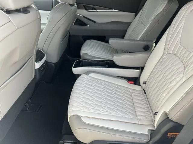 New 2027 2T RAD WHT INFINITI Autograph AWD image 19