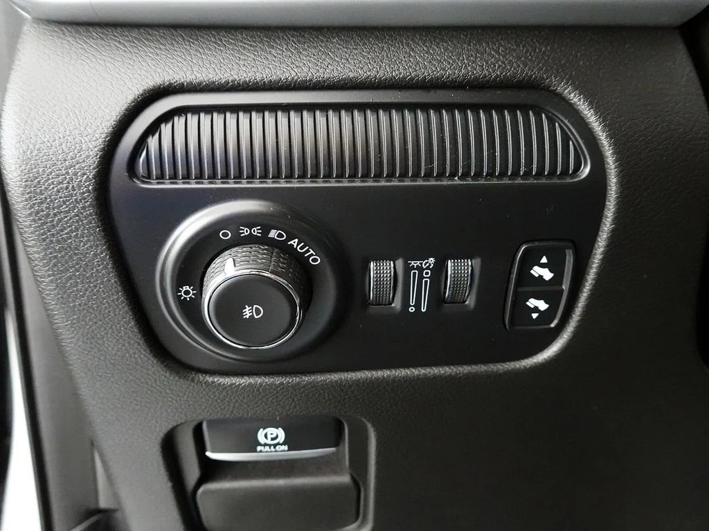 Used 2023 White Jeep Series II image 22