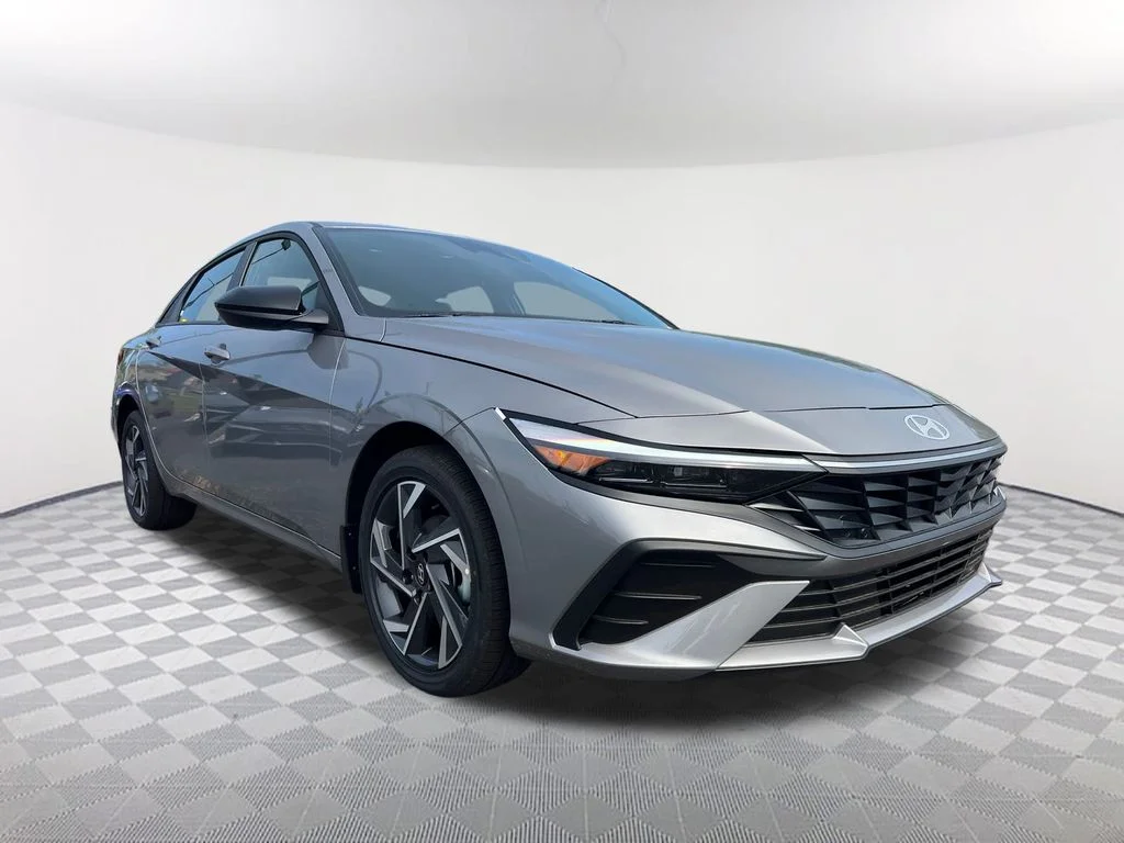 Used 2025 Silver Hyundai SEL Sport image 3