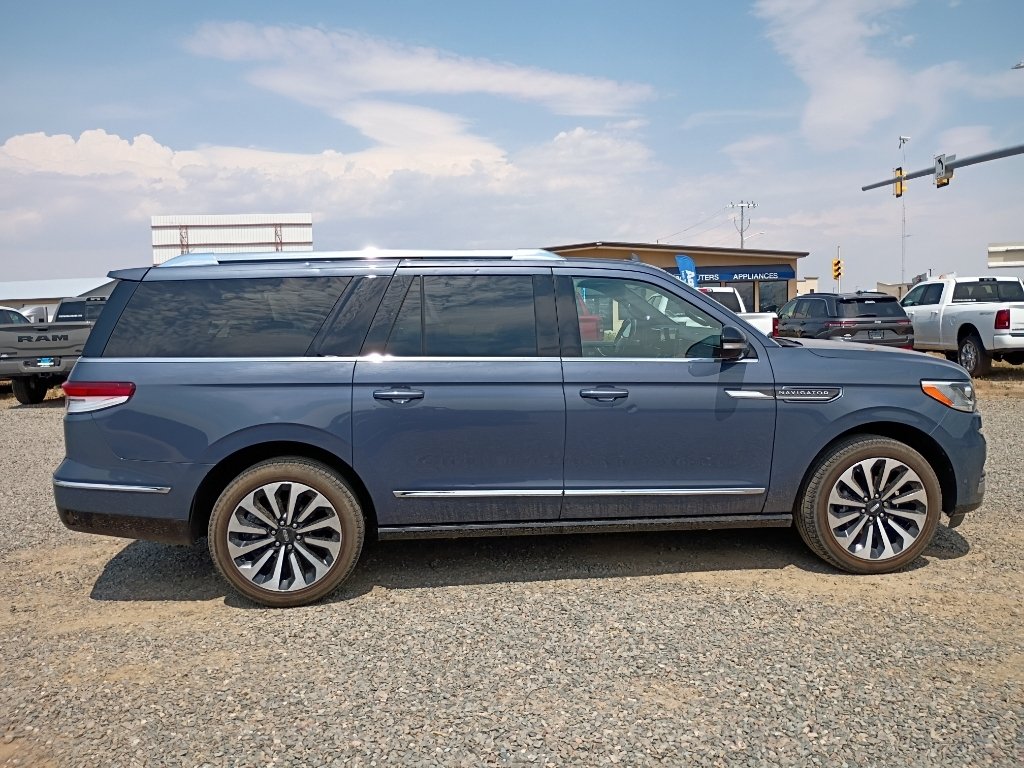 Used 2022 Ocean Drive Blue Metallic Tinted Clearcoat Lincoln Reserve image 8