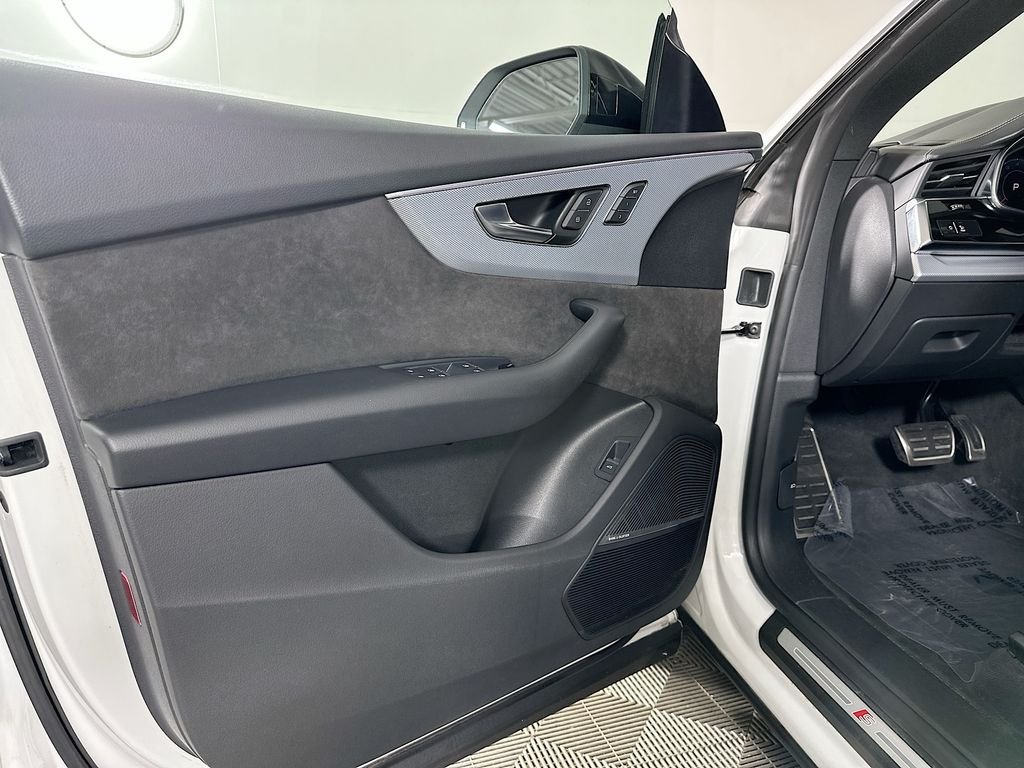 Used 2020 Glacier White Metallic Audi 4.0T Prestige image 22