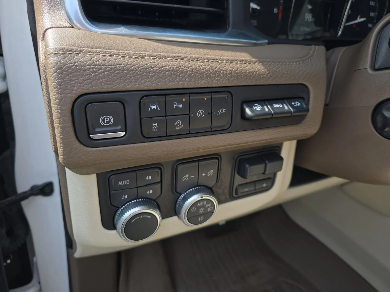 Used 2021 White Frost Tricoat GMC Denali image 22