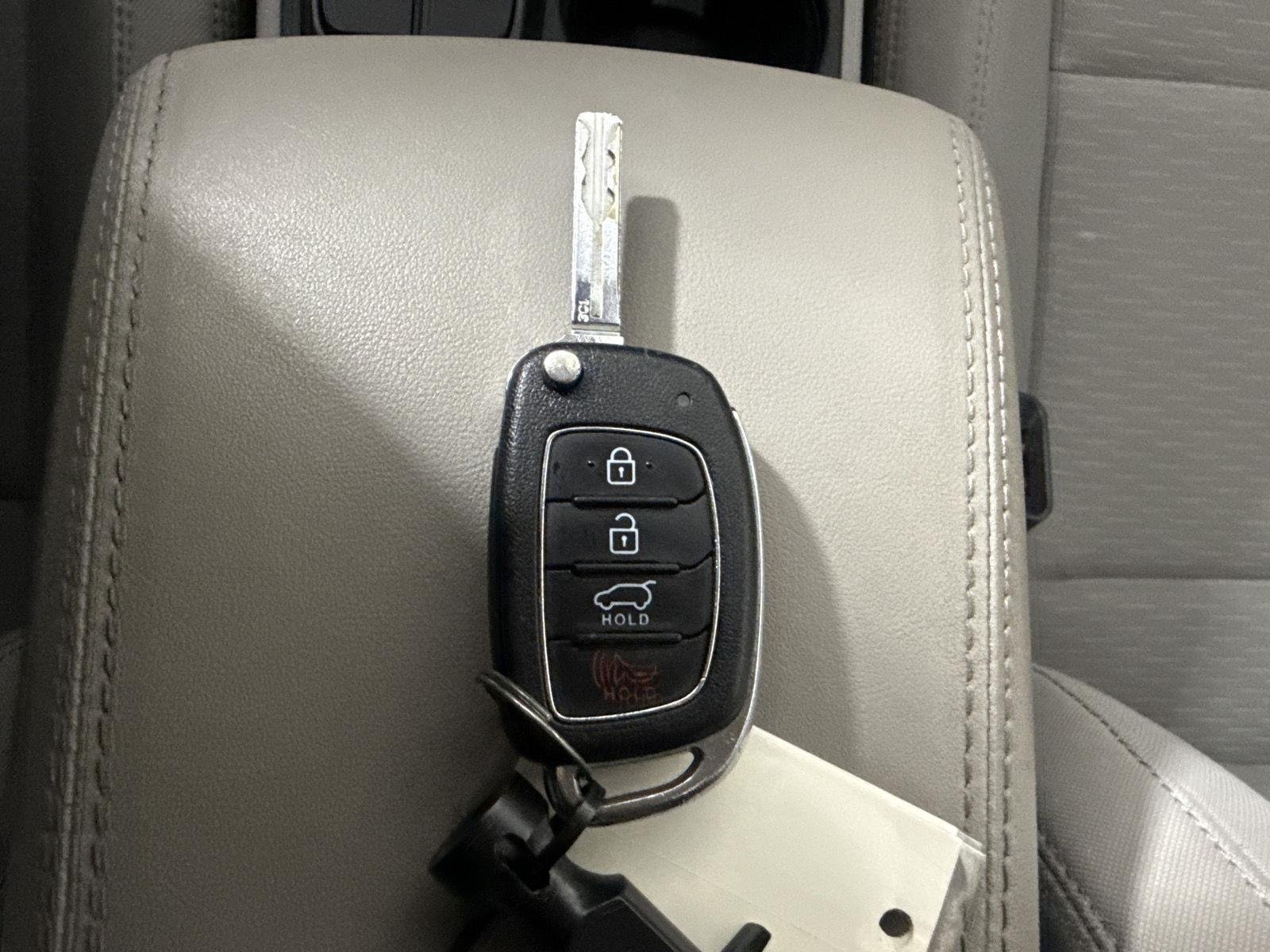 Used 2019 White Pearl Hyundai SE image 20