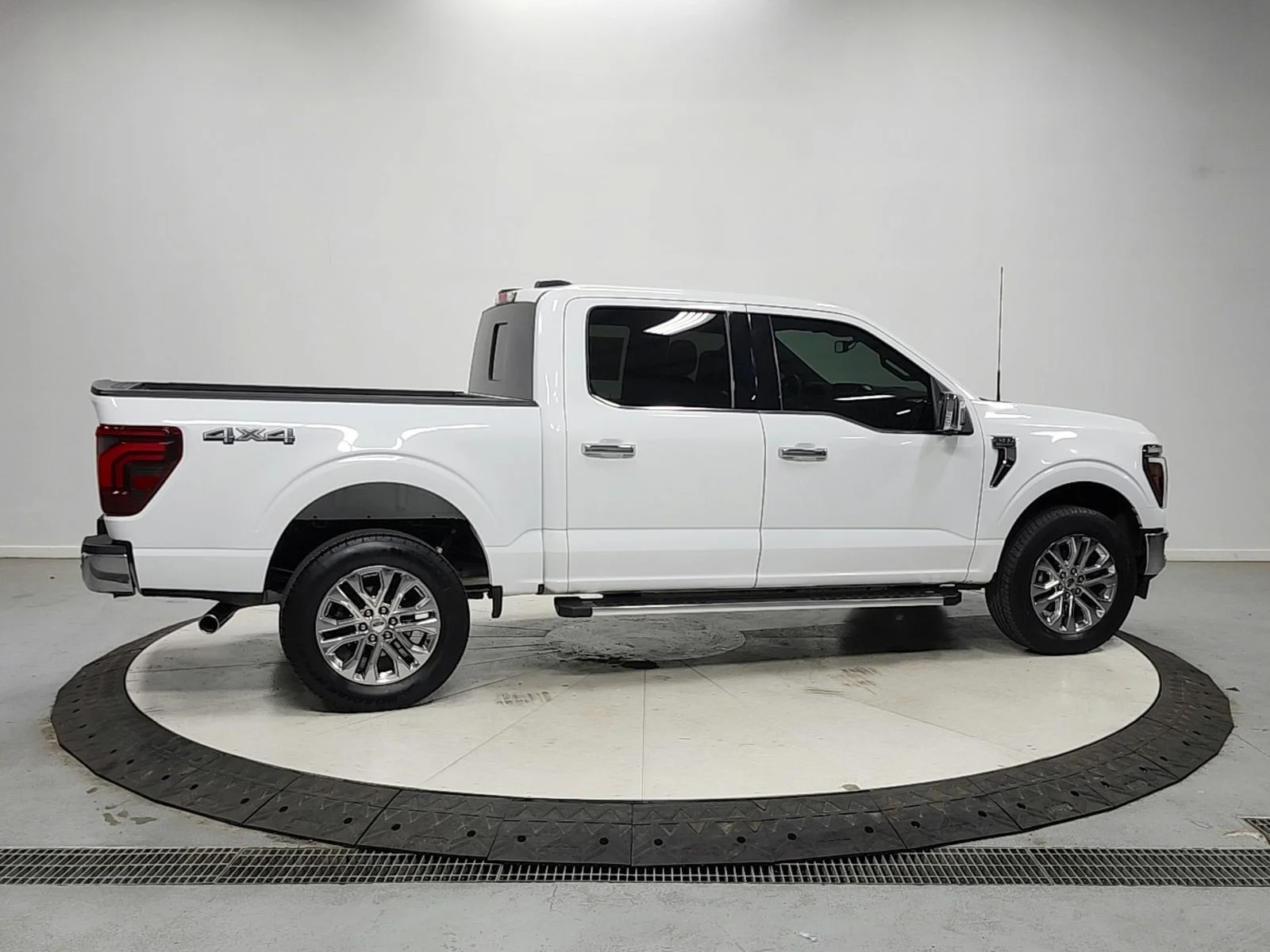 Used 2024 White Ford Lariat image 8