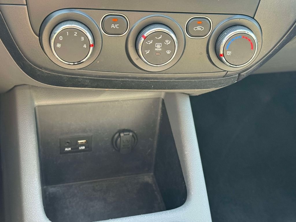 Used 2017 White Kia LX image 25