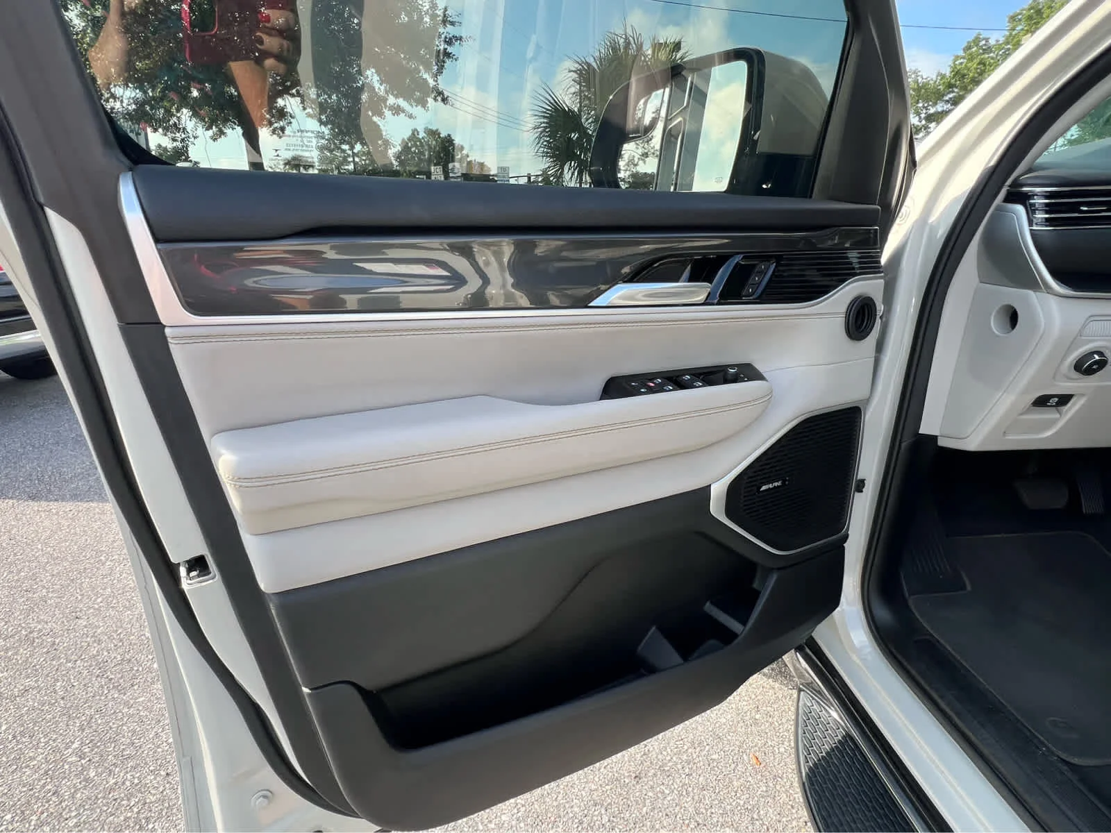 Used 2022 Pearl Jeep Series I image 10