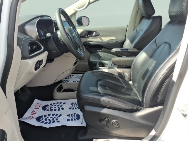Used 2024  Chrysler Hybrid Select image 18
