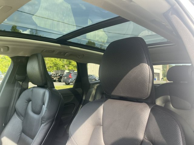 Used 2024 White Volvo Plus Dark Theme image 7