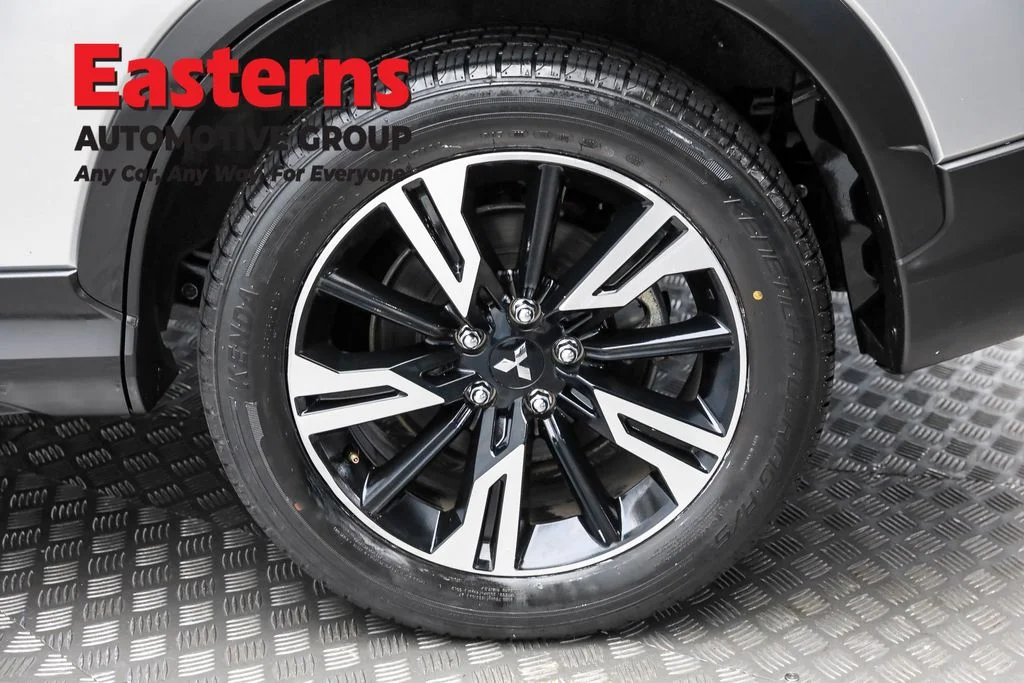 Used 2024 Silver Mitsubishi SE image 8