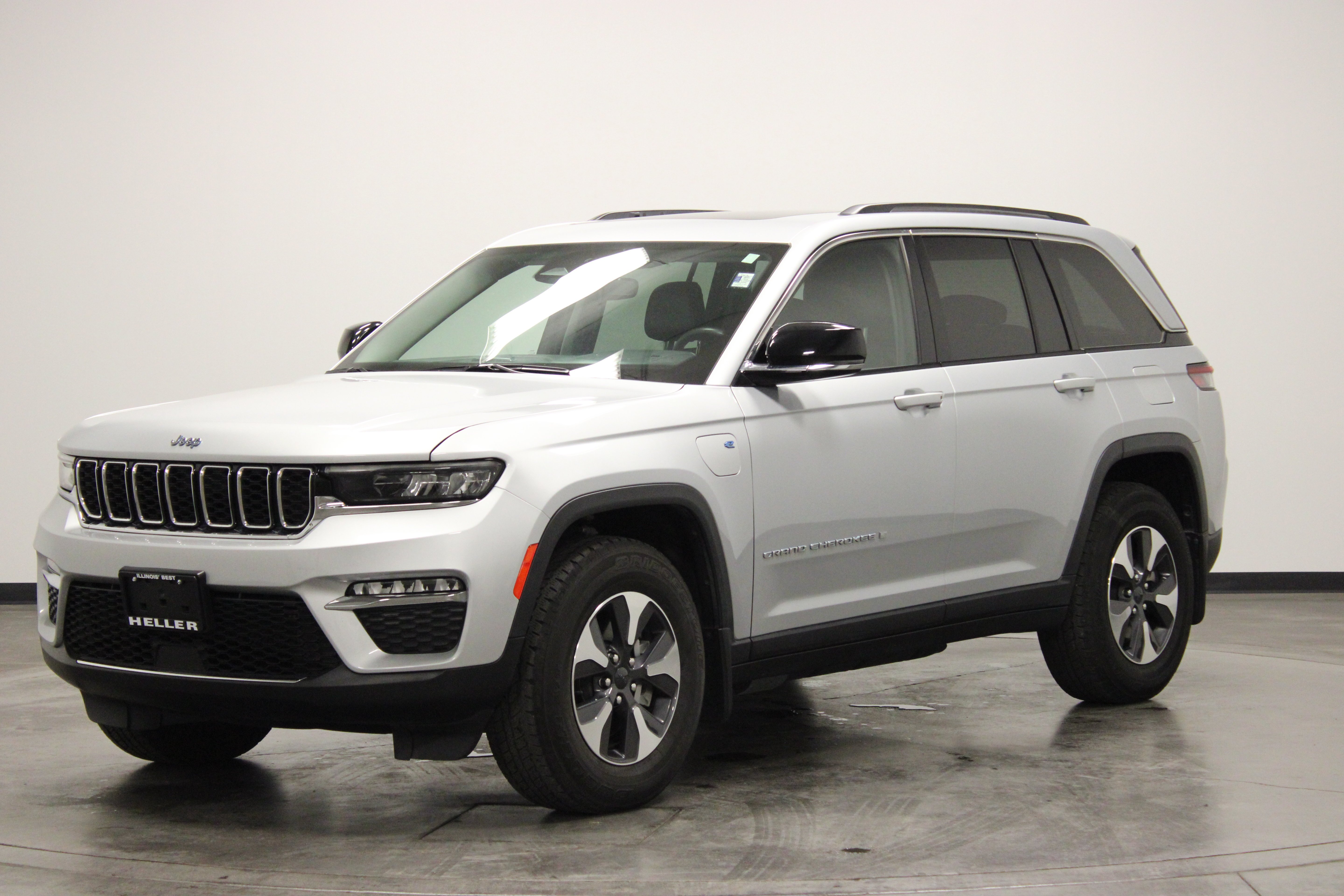 Used 2022 Silver Zynith Jeep 4xe image 4