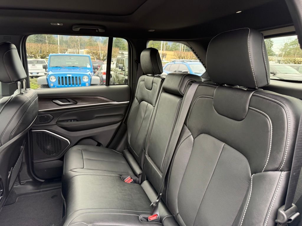 New 2026 Diamond Black Crystal Pearl-Coat Exterior Paint Jeep Limited Reserve image 30