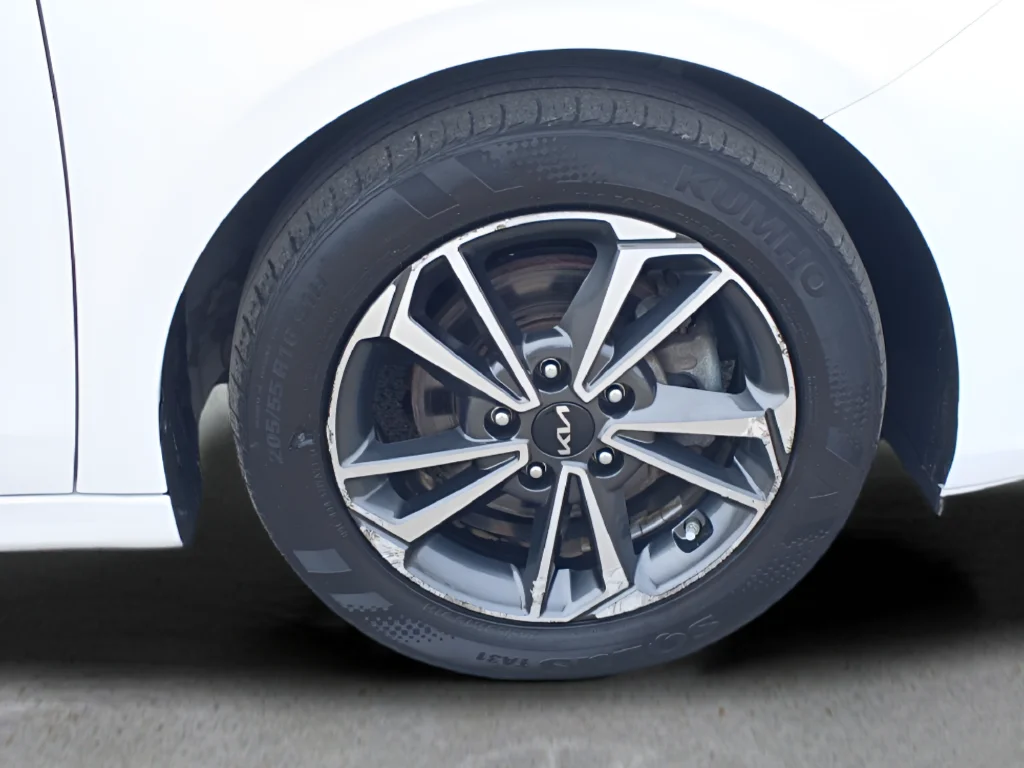 Used 2023 White Kia LXS image 28