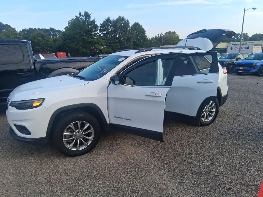 Used 2022 White Jeep Latitude Lux image 16