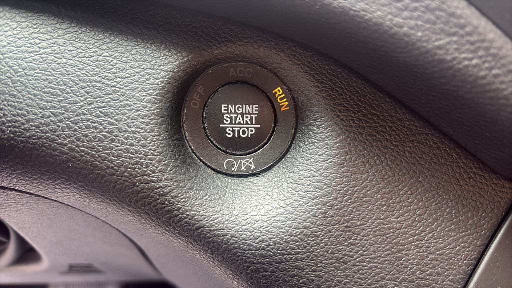 Used 2022 Gray Jeep Latitude Lux image 23
