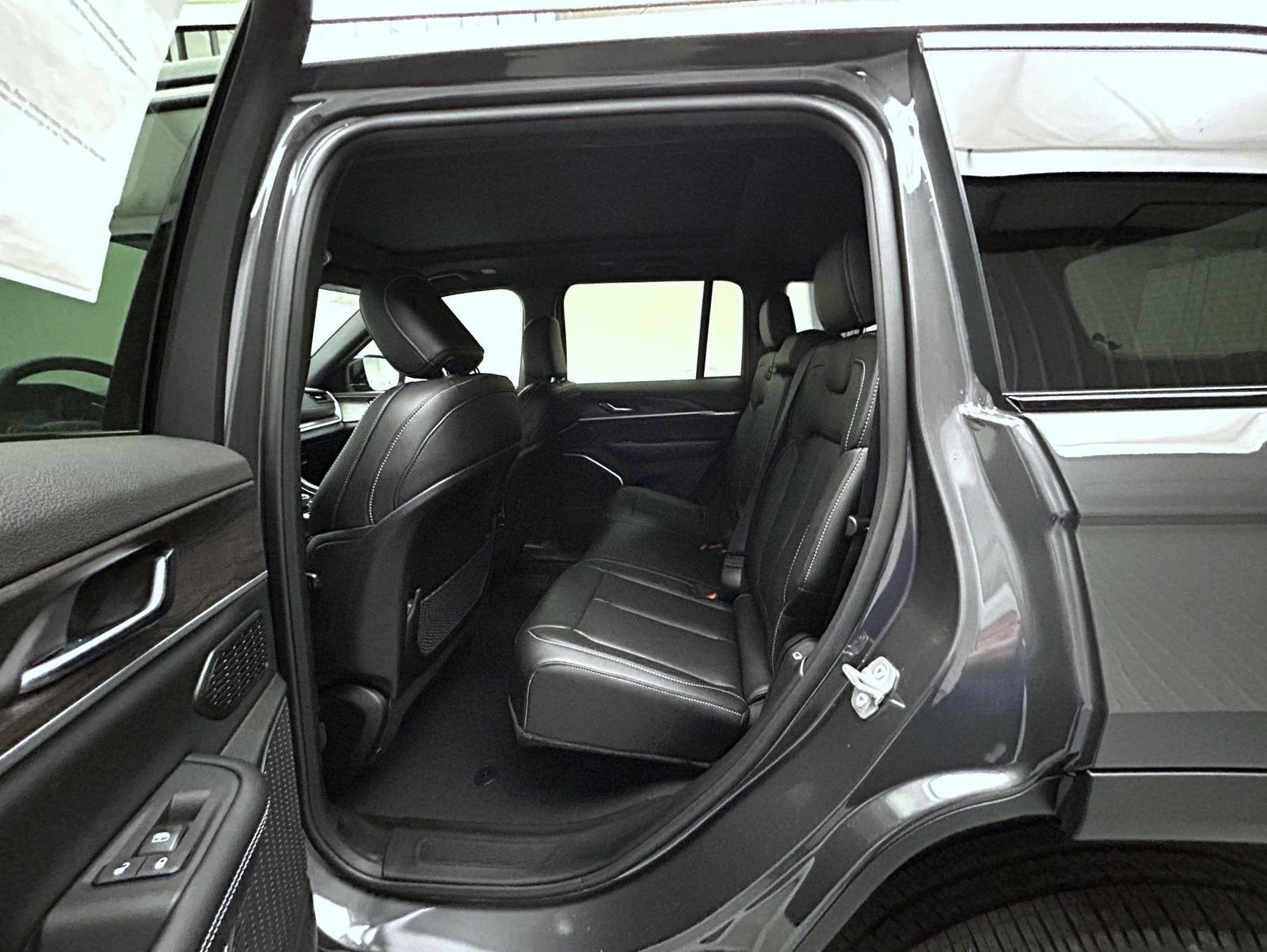 New 2026 Baltic Gray Metallic Clear-Coat Exterior Paint Jeep Limited image 19