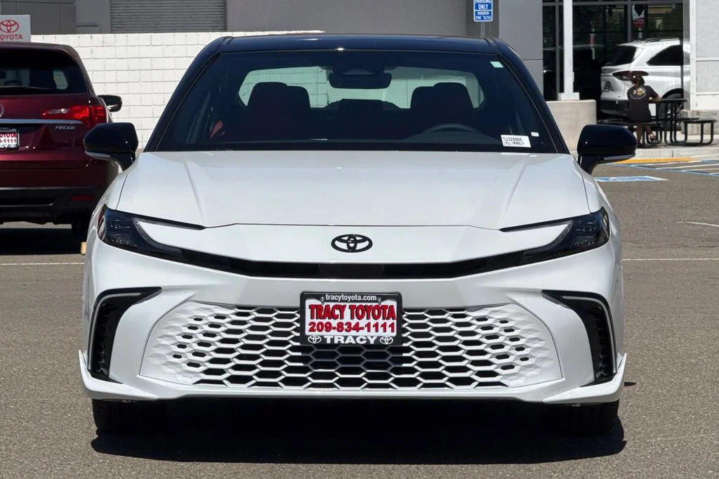 New 2026 Wind Chill Pearl with Midnight Black Metallic roof <sup>1</sup> Toyota  XSE image 8