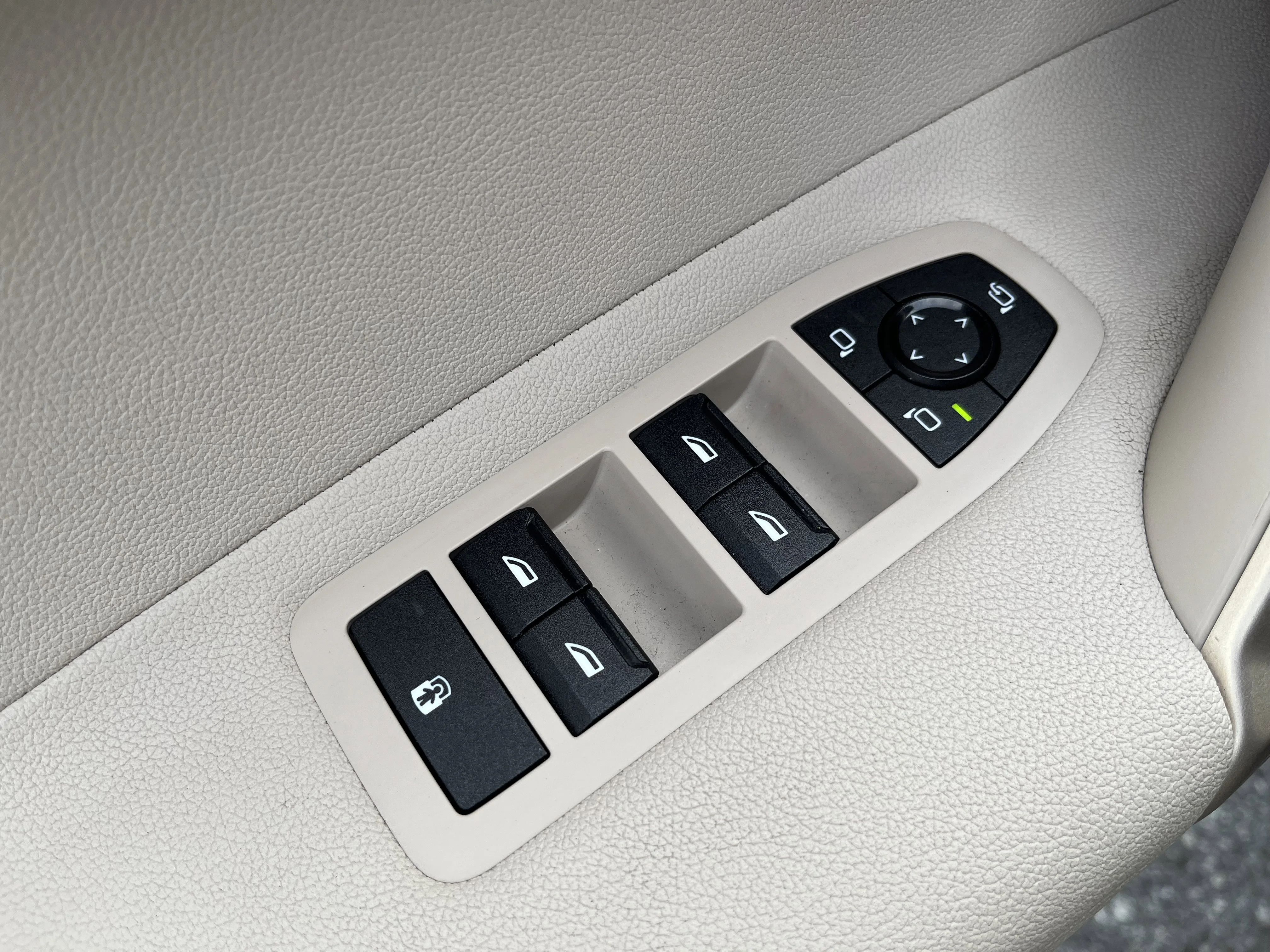 Used 2025 Blue Ridge Mountain Metallic BMW xDrive50 image 17