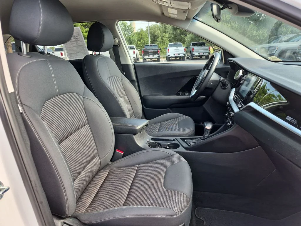 Used 2020 White Kia LXS image 36