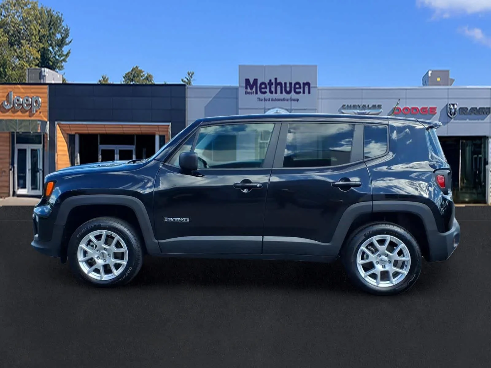 Used 2023 Black Clearcoat Jeep Latitude image 8