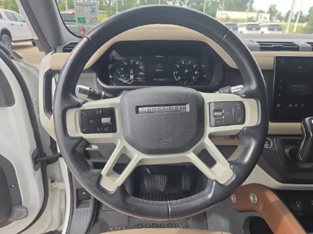 Used 2022 White Land Rover SE image 15