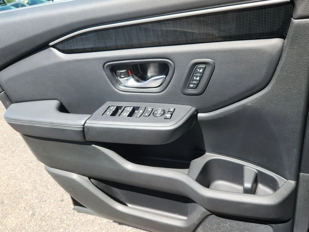Used 2025 Black Honda Elite image 9