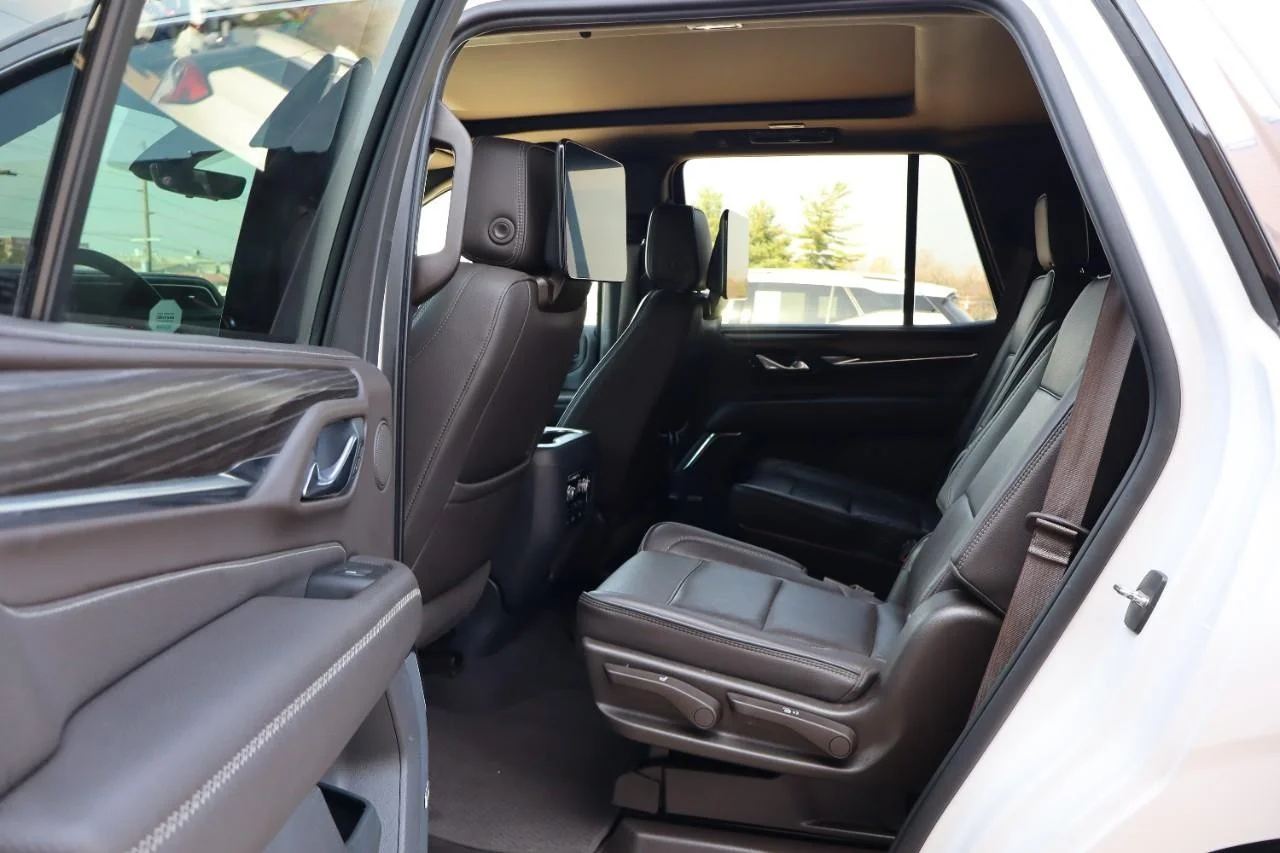 Used 2021 White Frost Tricoat GMC Denali image 25