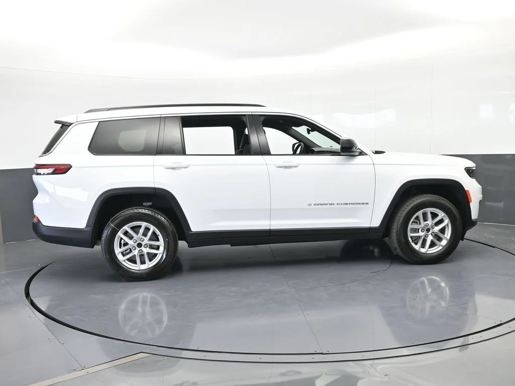 New 2026 Bright White Clear-Coat Exterior Paint Jeep Laredo image 7