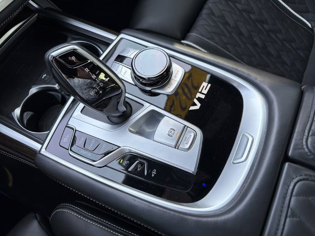 Used 2022 Black Sapphire Metallic BMW M760i xDrive image 36