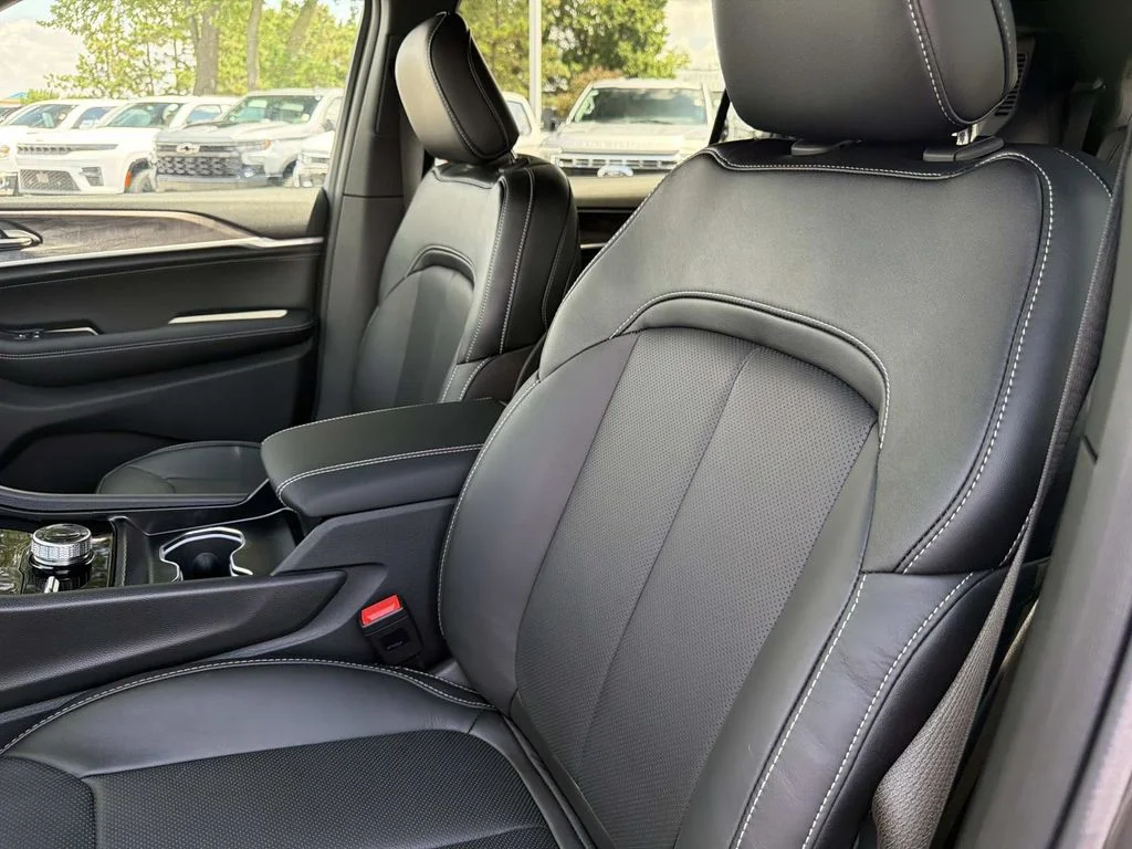 New 2026 Baltic Gray Metallic Clear-Coat Exterior Paint Jeep Limited Reserve image 21