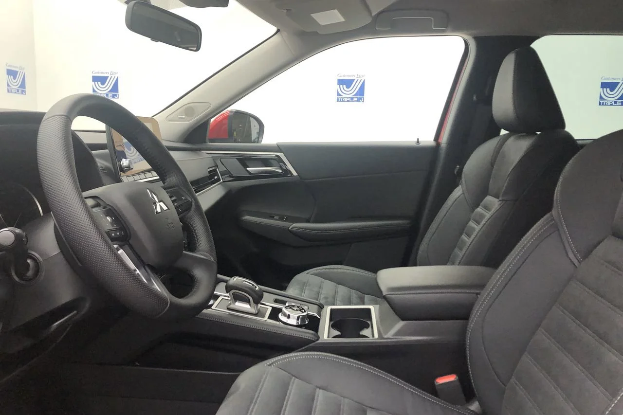 Used 2022 Red Diamond Mitsubishi  image 28