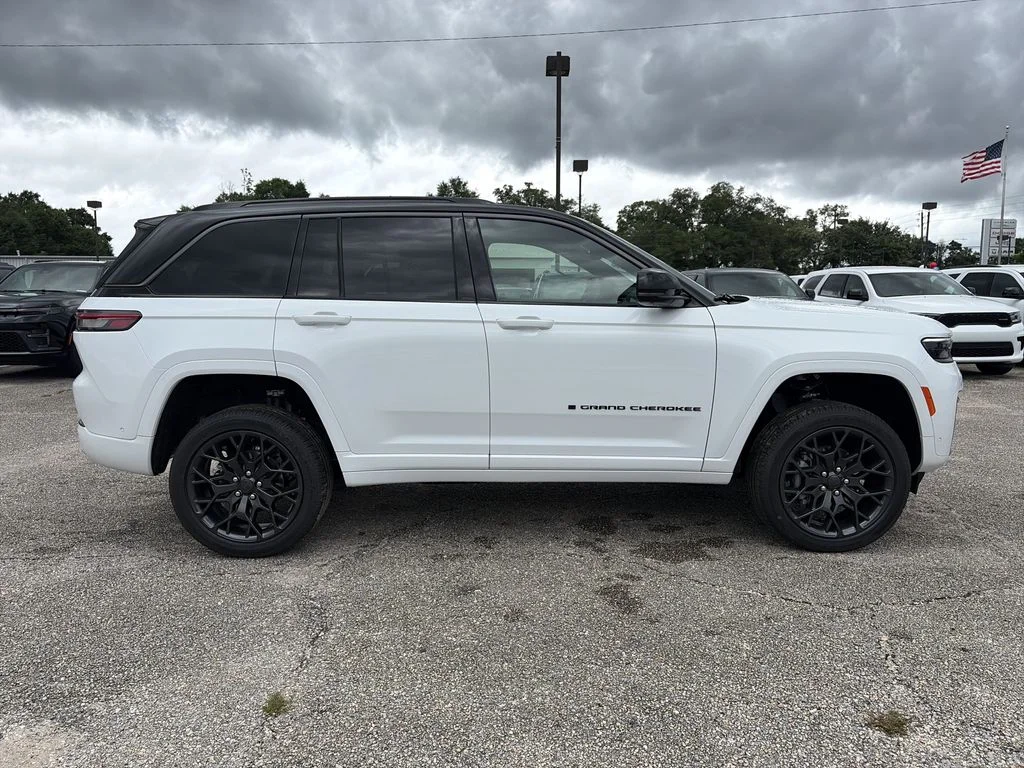 New 2026 Bright White Clear-Coat Exterior Paint Jeep Summit image 7