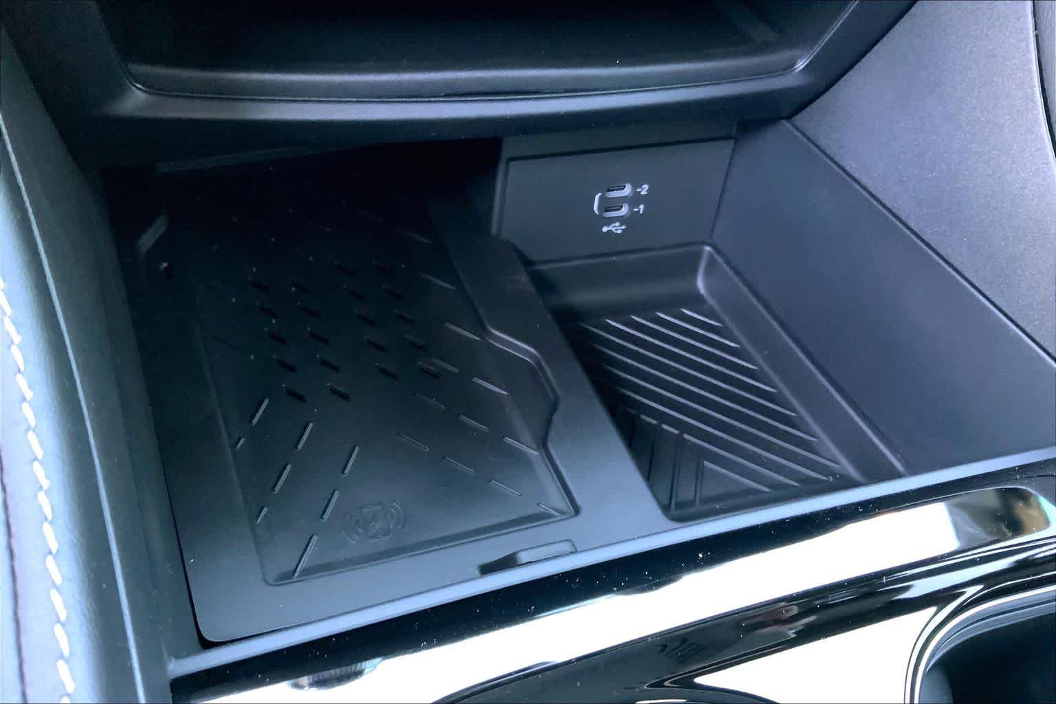 New 2026 Diamond Black Crystal Pearl-Coat Exterior Paint Chrysler Limited image 16