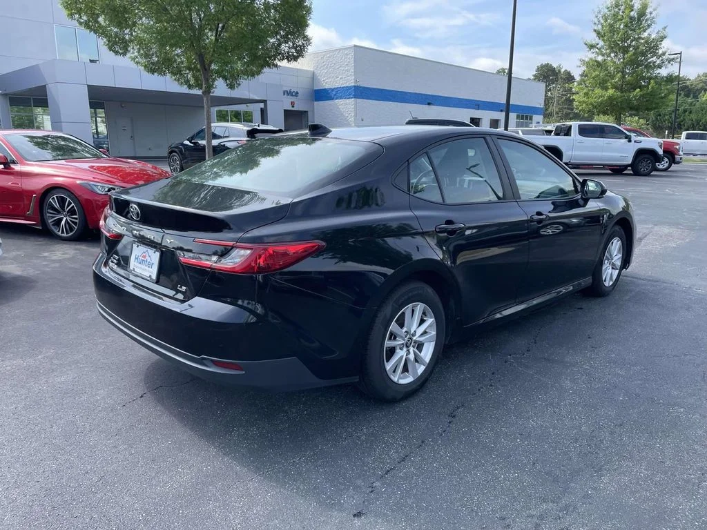 2025 Toyota Camry LE - Photo 6