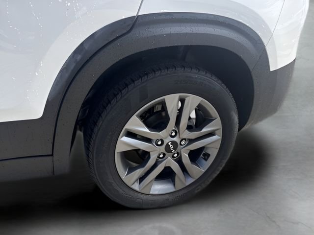 Used 2022 White Kia S image 20