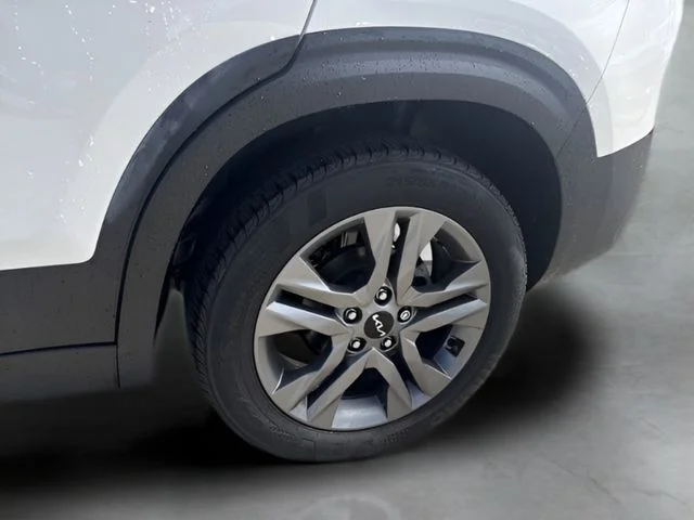 Used 2022 White Kia S image 20