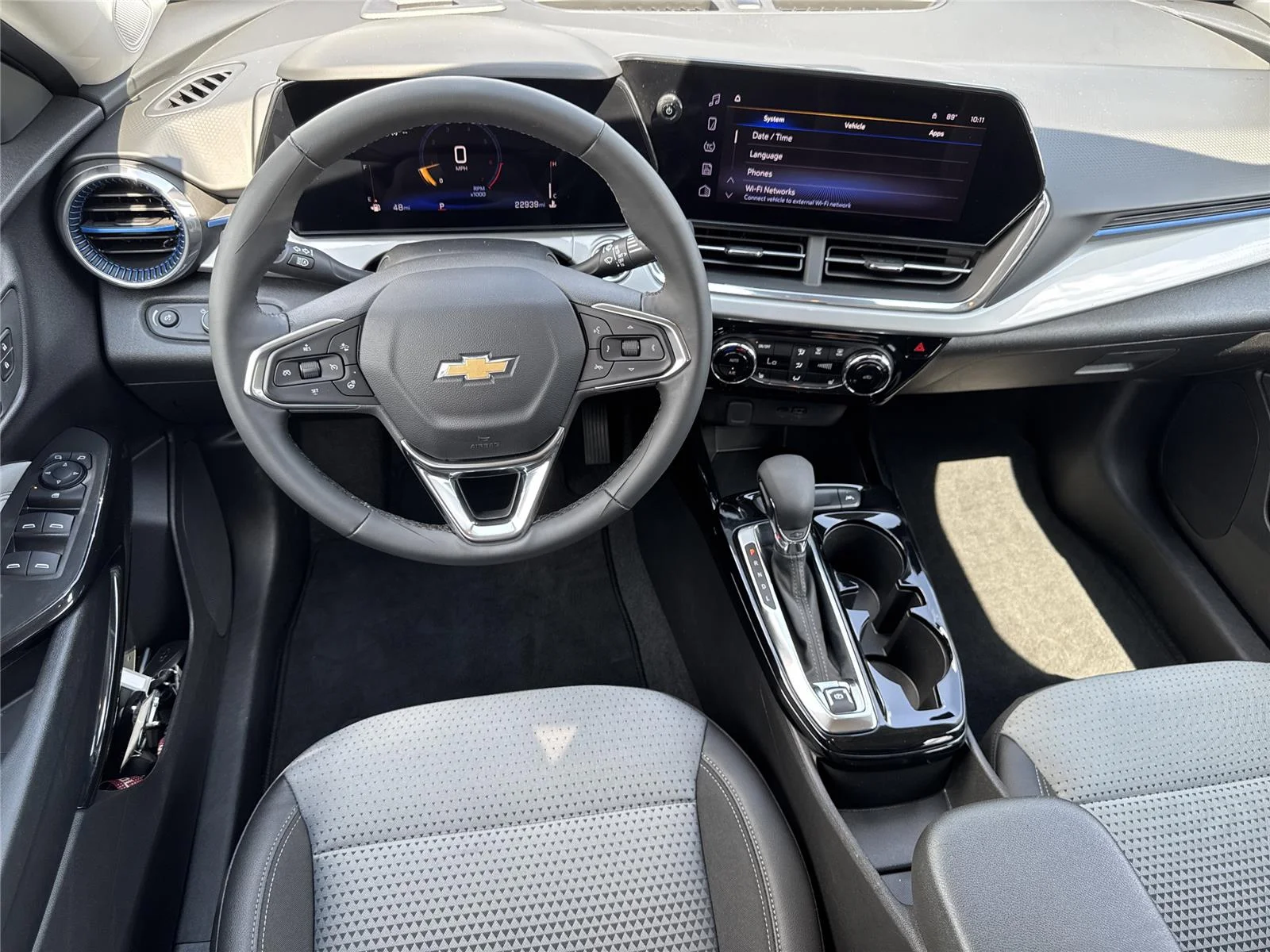 Used 2025 Summit White Chevrolet LT image 14