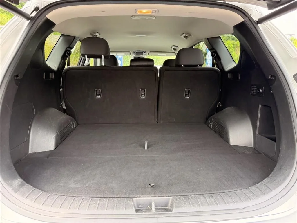 Used 2023 Silver Hyundai SEL image 26