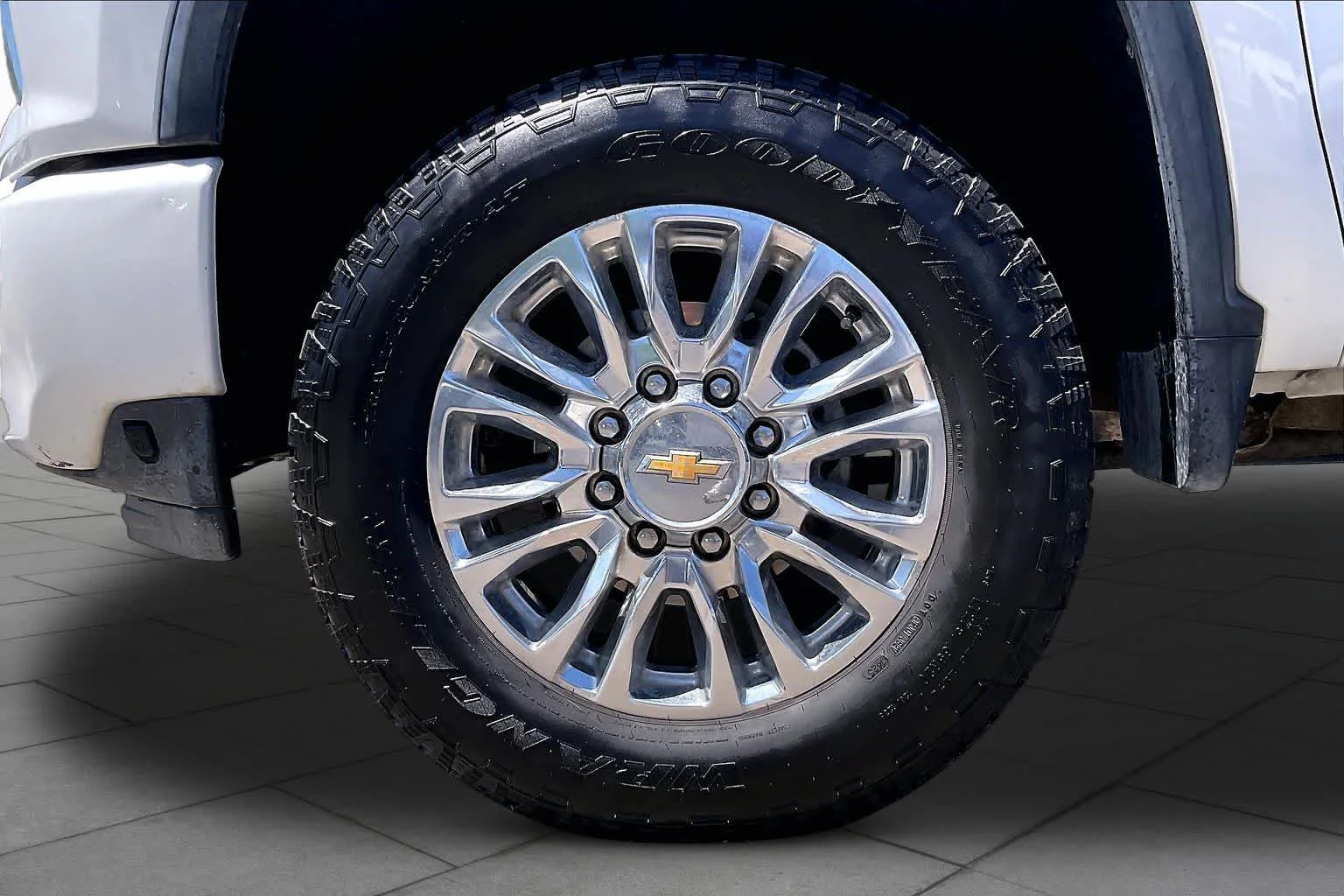 Used 2023 Iridescent Pearl Tricoat Chevrolet High Country image 10