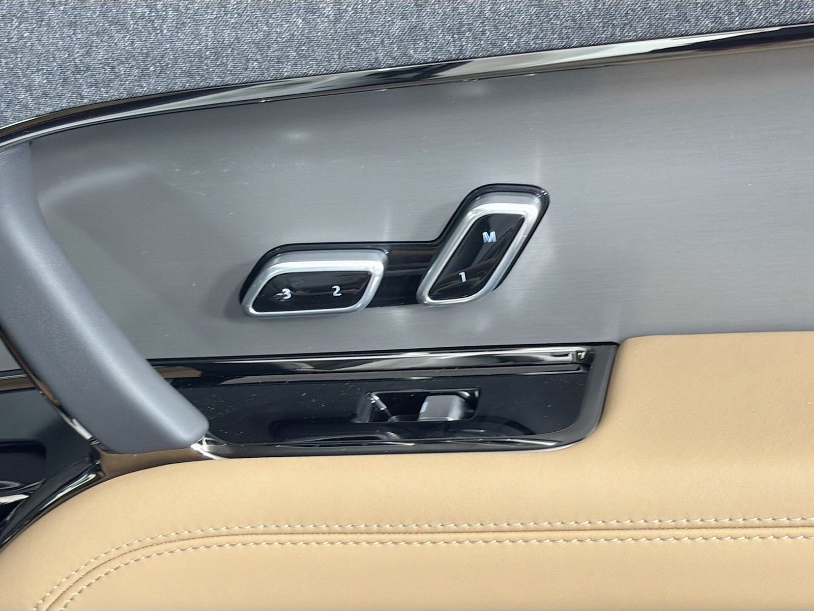 New 2026 Fuji White Land Rover SE image 34