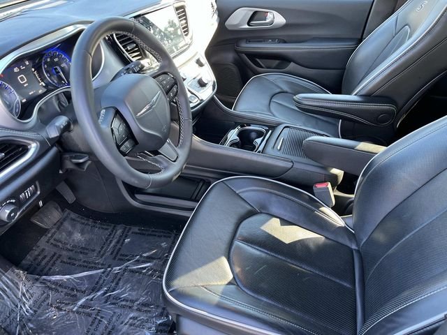 Used 2025 Black Chrysler Limited image 25
