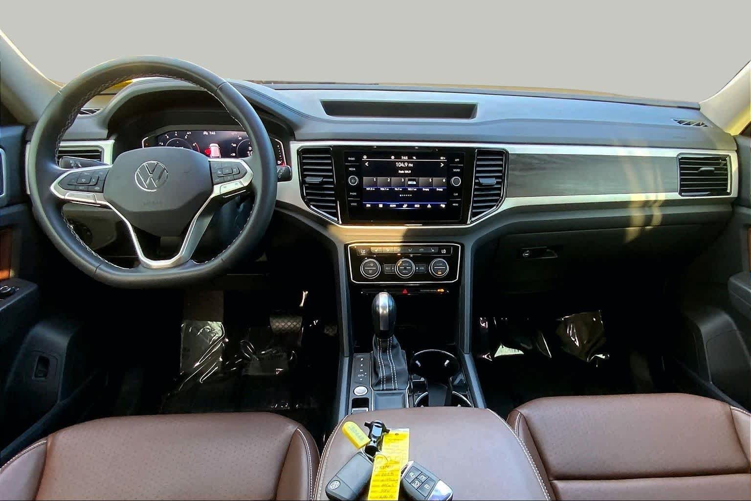 Used 2023 Pure White Volkswagen 3.6L V6 SE w/Technology image 11