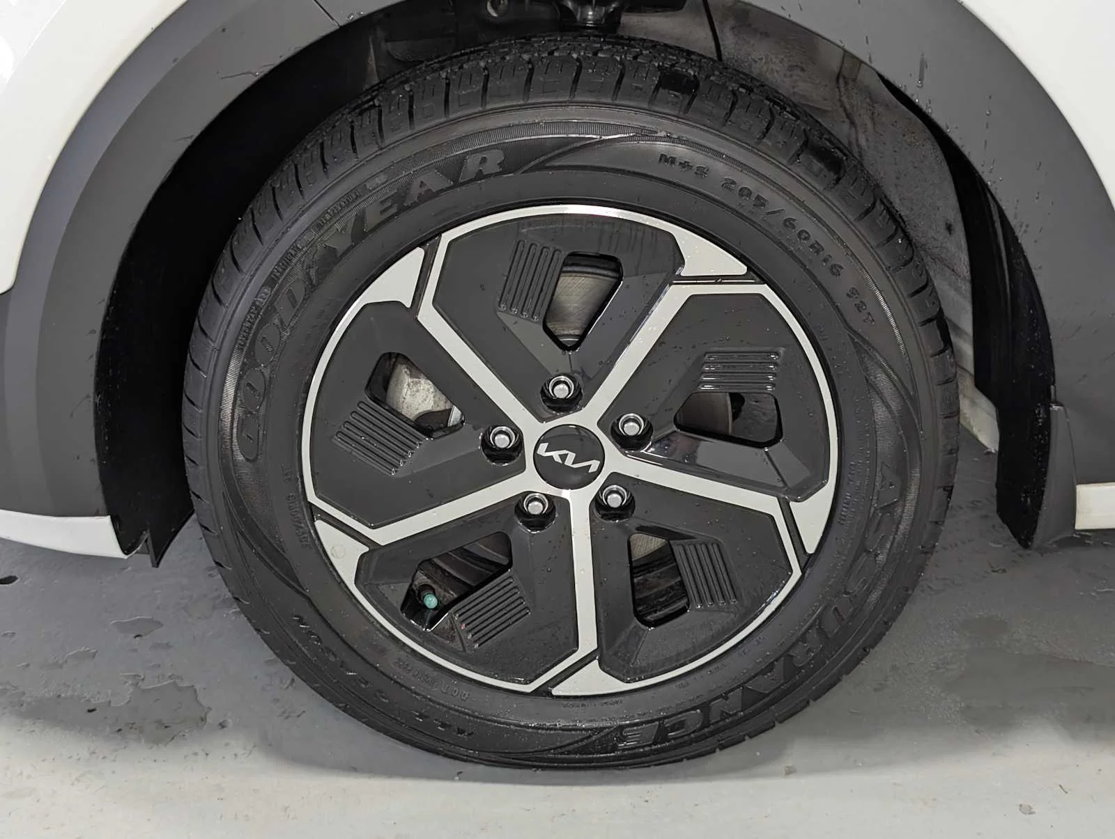 Used 2024 Snow White Pearl Kia EX image 3