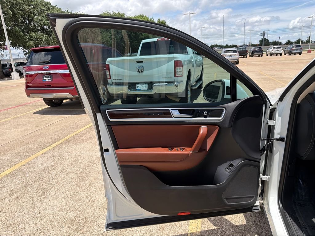 Used 2015 Pure White Volkswagen Lux image 21