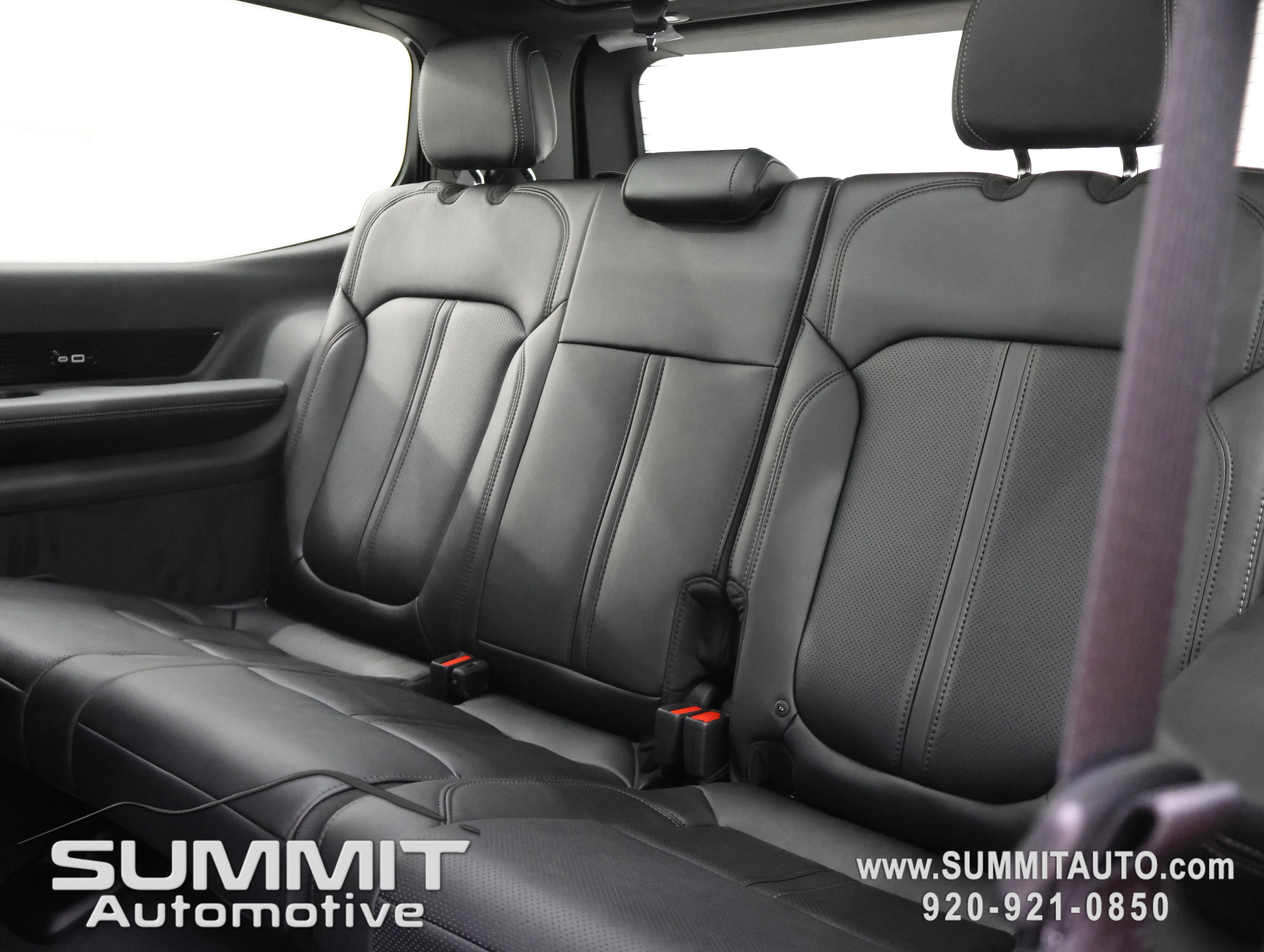 New 2026 Bright White Clear-Coat Exterior Paint Jeep Summit Obsidian image 9
