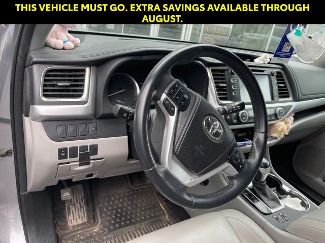 Used 2014 Silver Toyota XLE V6 image 8