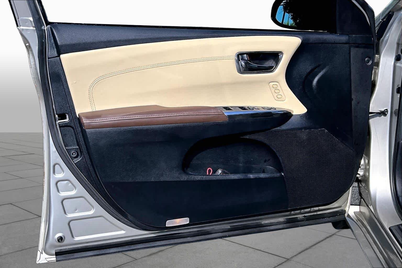 Used 2014 Creme Brulee Mica Toyota XLE image 25