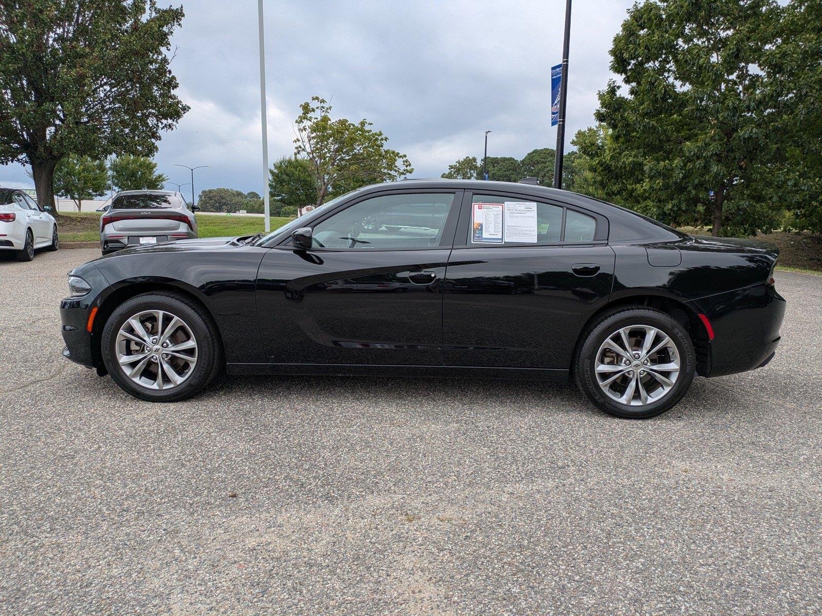 Used 2022 Pitch Black Clearcoat Dodge SXT image 7
