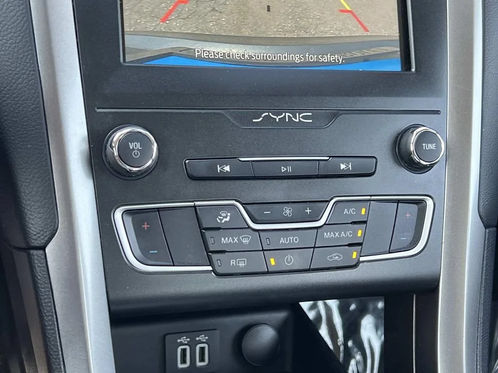 Used 2020 Gray Ford SE image 19