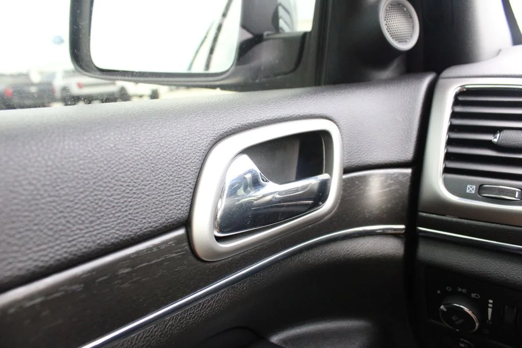Used 2018 Silver Jeep Limited image 8